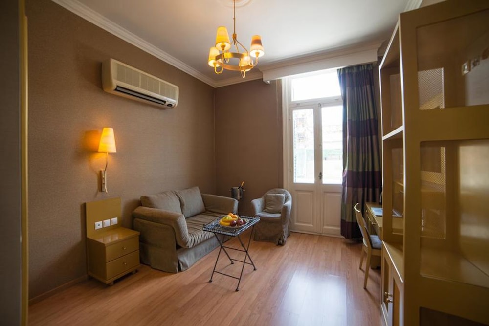 Executive Suite - Photo 5