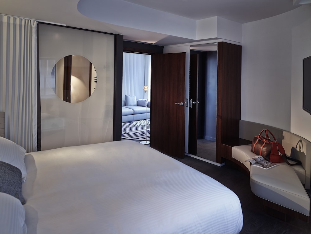 Suite, 1 Queen Bed (Lounge Area. Paris view) photo 1