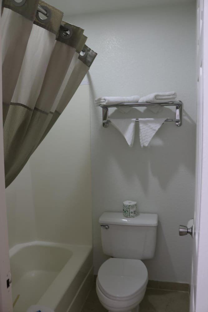 Deluxe Room, 1 King Bed photo 3