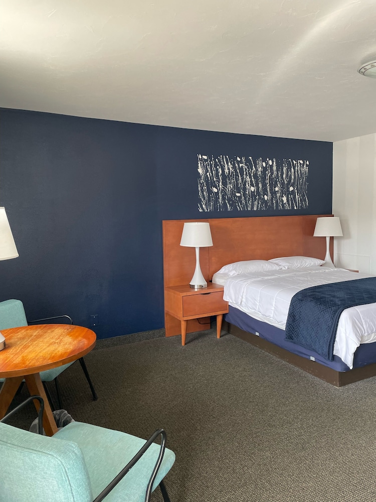 Deluxe Room, 1 Queen Bed photo 1