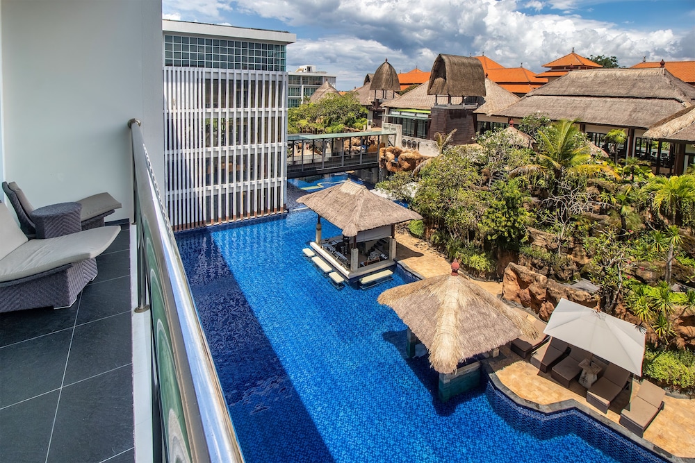 Deluxe Pool View Suite photo 3