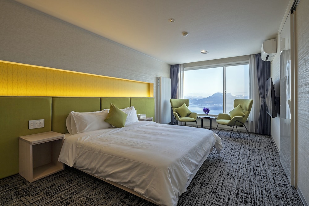 Standard Double Room, Non Smoking, Lake View photo 2