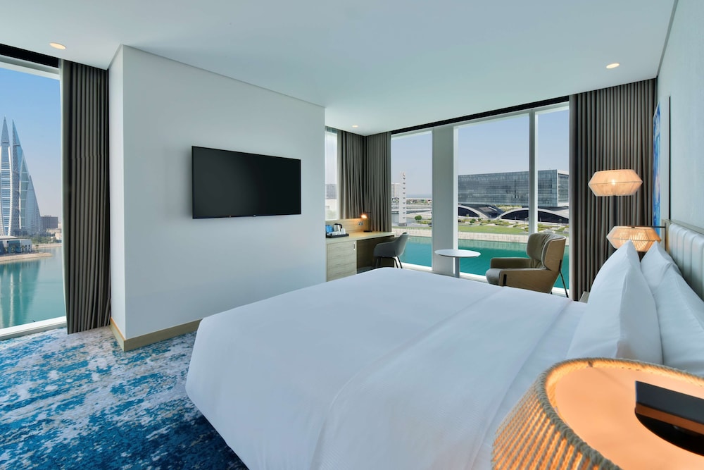 King, Room, Bay View, Corner - Photo 1