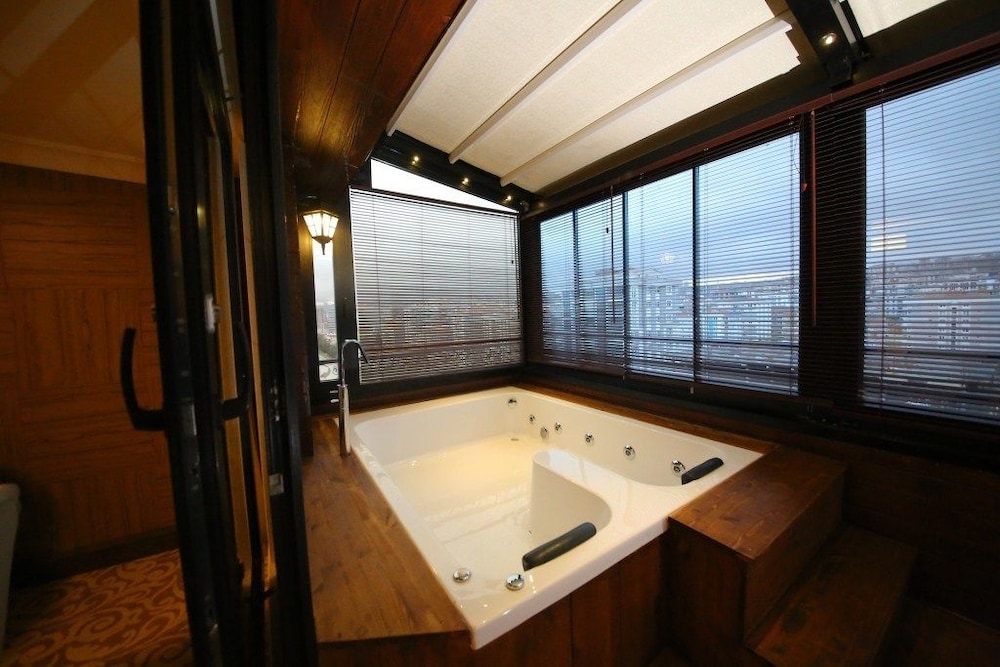 Presidential Suite, 1 Bedroom, Bathtub photo 1