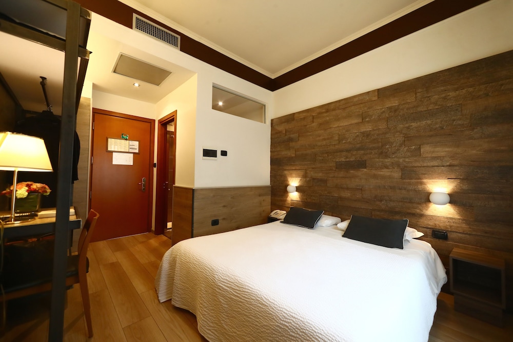 Standard Double Room - Photo 6