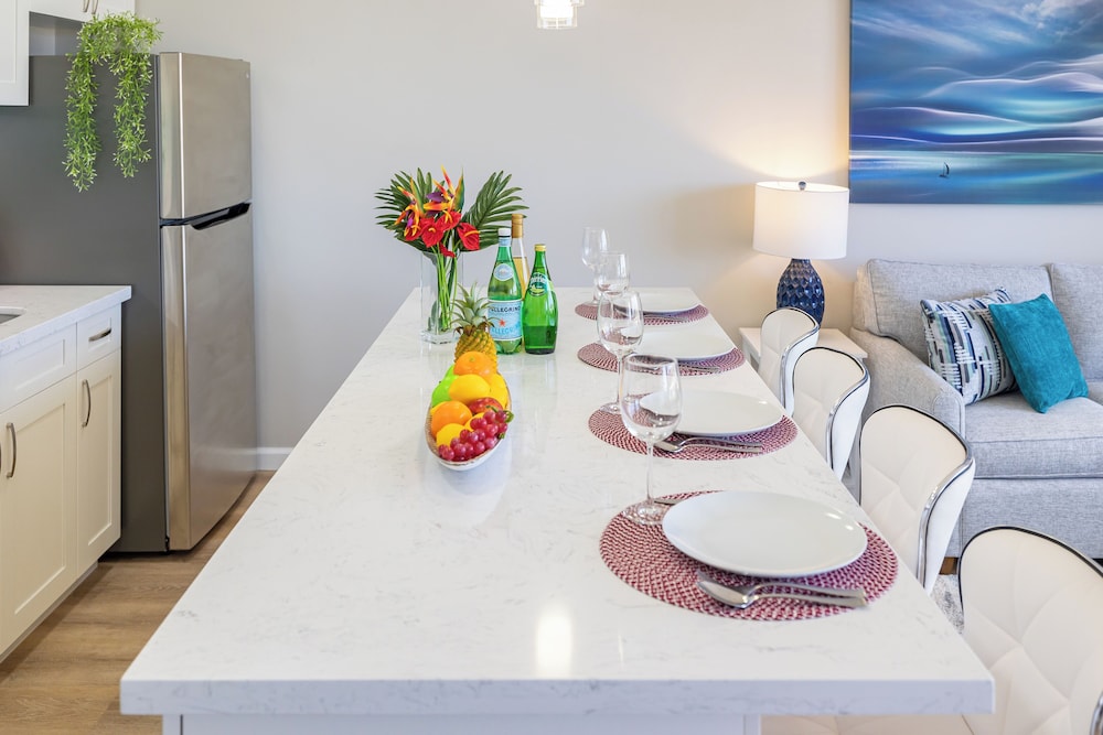 Diamond Head and Ocean views with King Bed and Parking: Apartment, 1 King Bed with Sofa bed, Ocean View (0113) photo