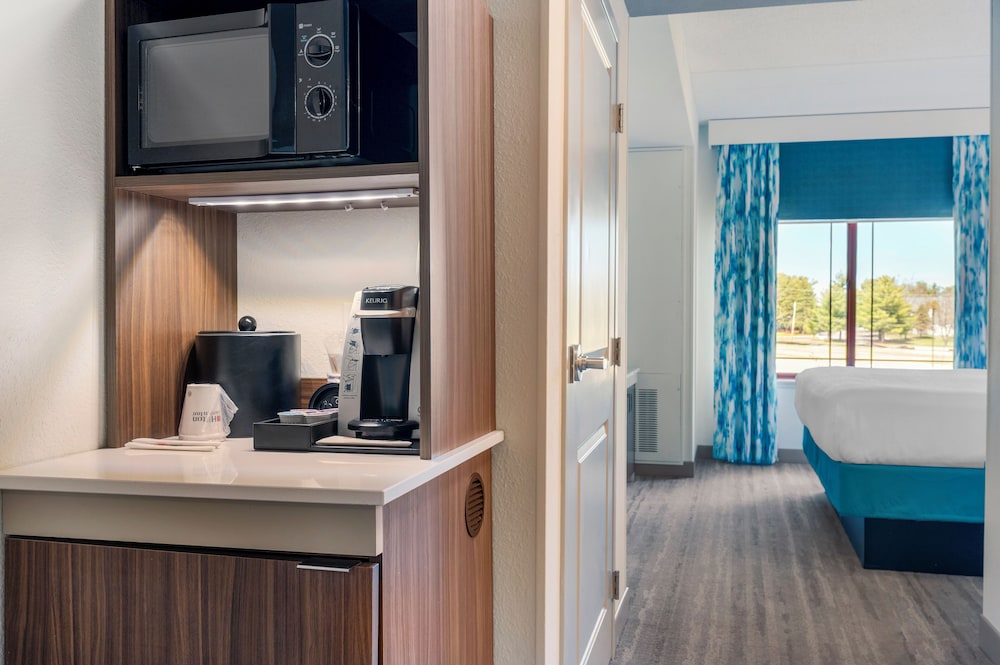 Deluxe Room, 1 King Bed, Balcony (Hearing) - Photo 6