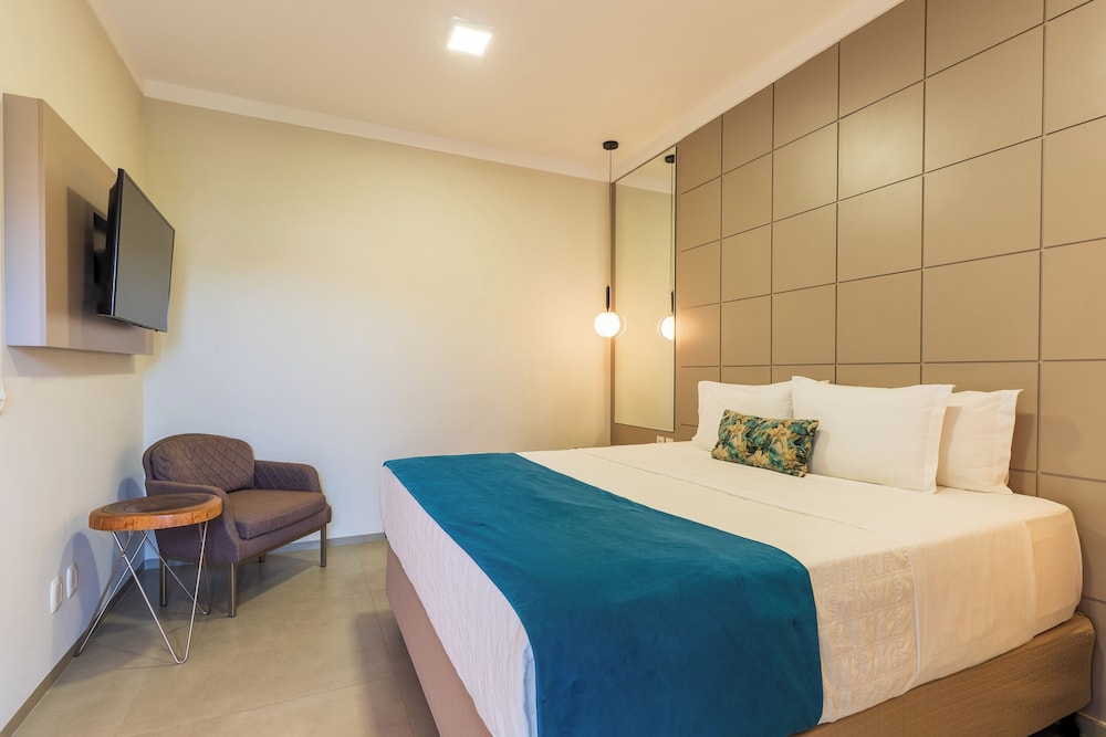Superior Suite, 1 King Bed, Jetted Tub photo 3