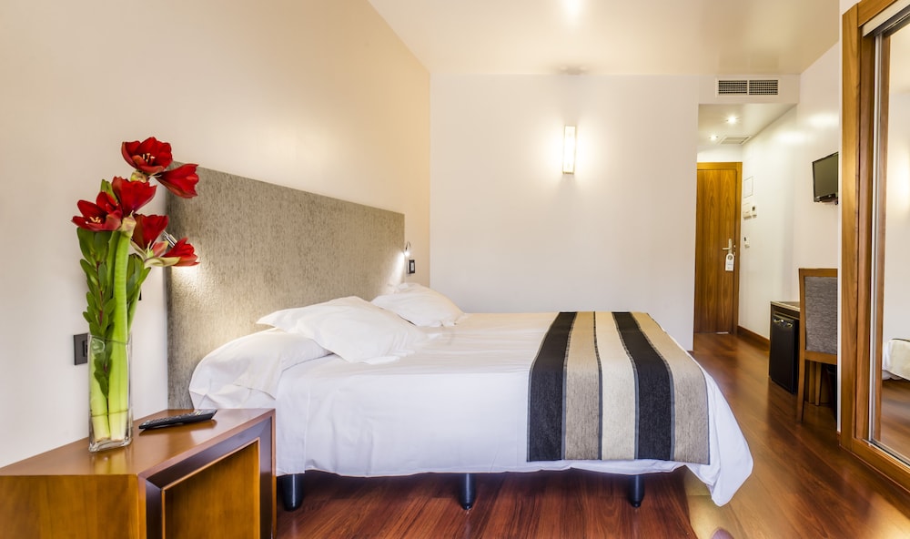 Triple Room, Balcony - Photo 7