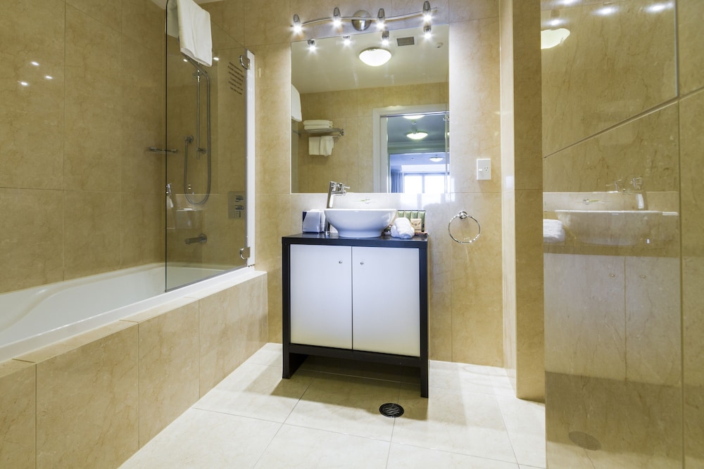 2 Bedroom Lakeview Apartment - Photo 5