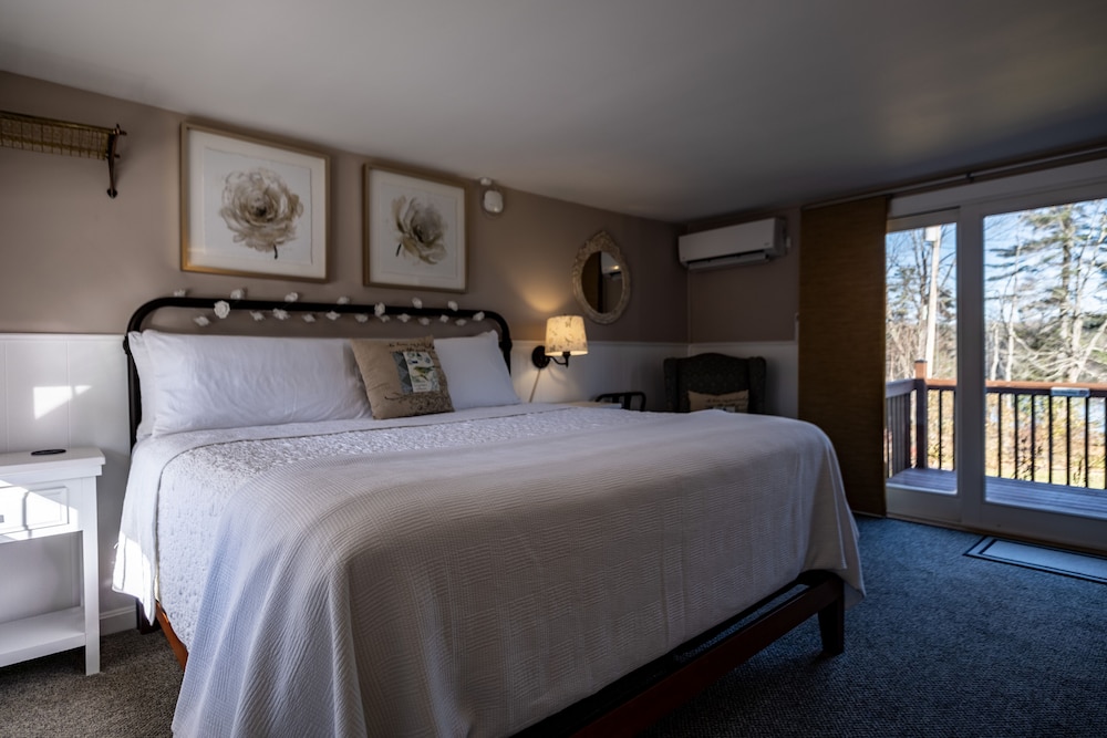 Comfort Room, 1 King Bed, Partial Lake View photo 1