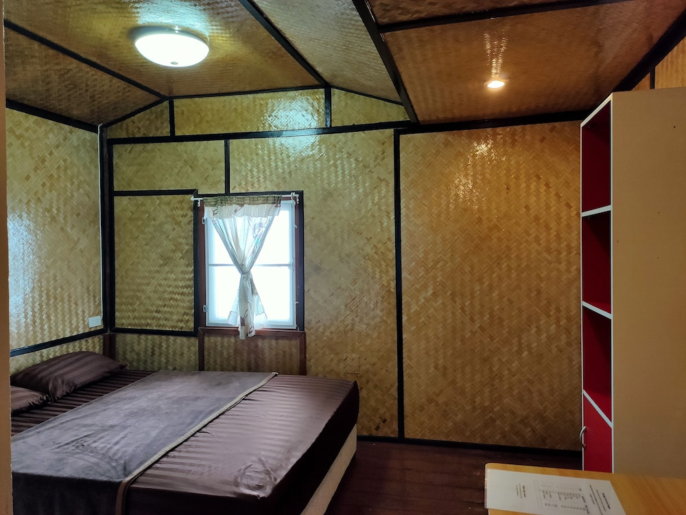 Basic Bungalow, Sea View