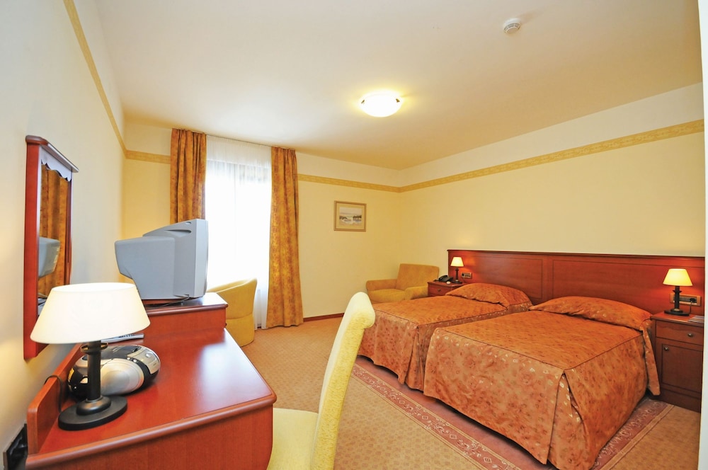 Comfort Double or Twin Room, 1 Bedroom, Non Smoking, Partial Ocean View (with Twin Bed) photo 1