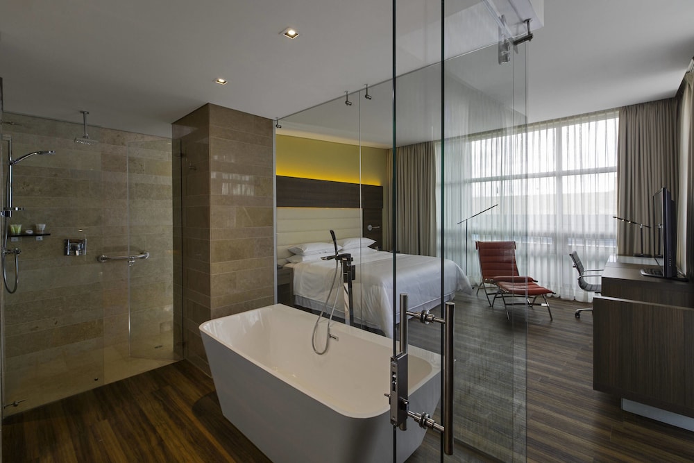 Junior Suite, 1 King Bed (Club Level) photo 2