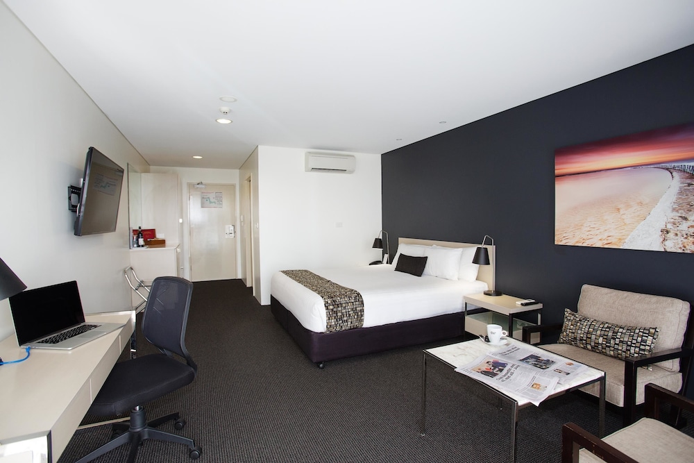 Executive Room, 1 King Bed, Non Smoking, Balcony - Photo 2