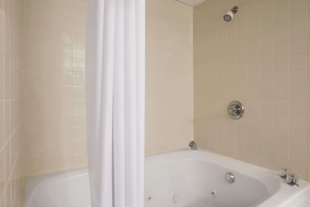 Suite, 1 King Bed, Non Smoking (One-Bedroom) - Photo 2