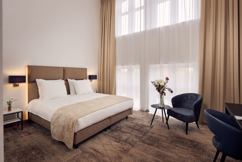 Poolview Room - Photo 2