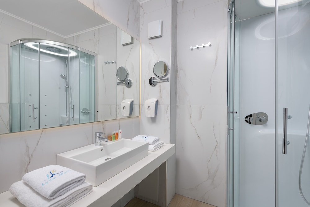 Deluxe Double Room (with Sharing Pool) photo 3