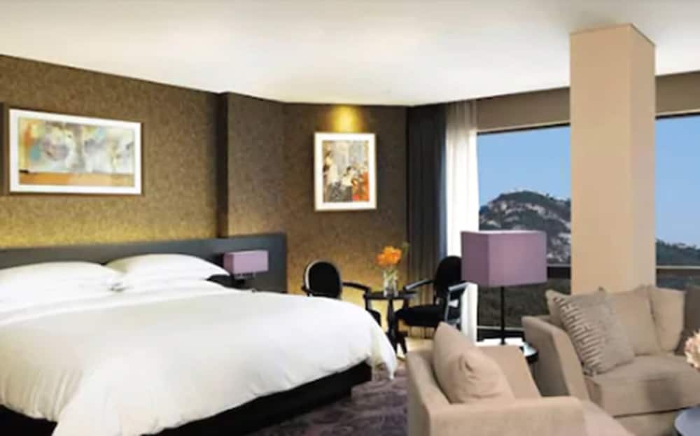 Executive Suite, 1 King Bed photo 3