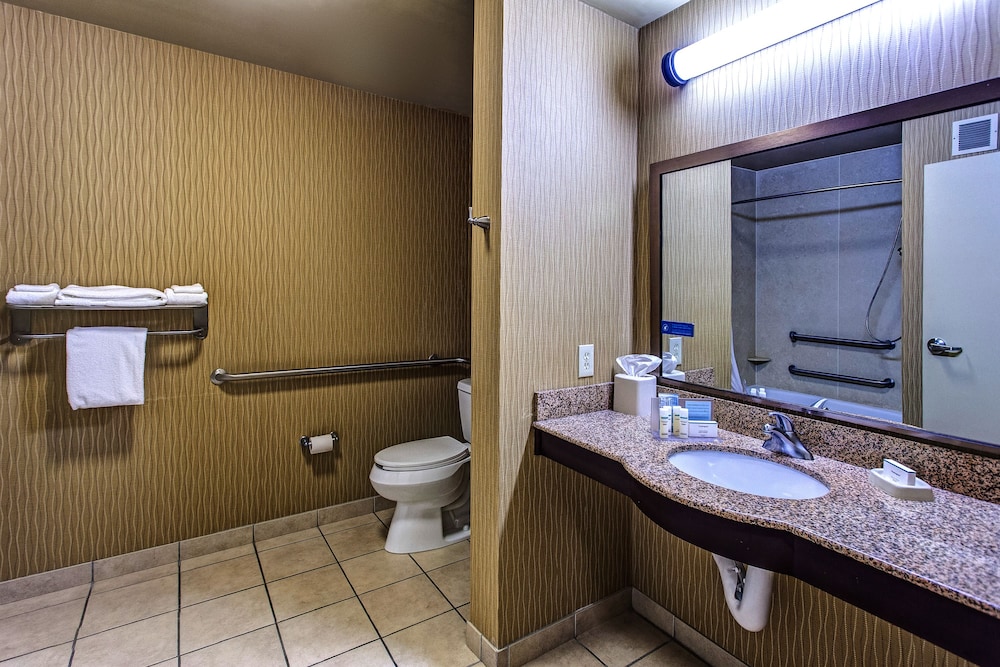 Room, 1 Queen Bed, Accessible (Mobility & Hearing, Roll-in Shower) - Photo 2