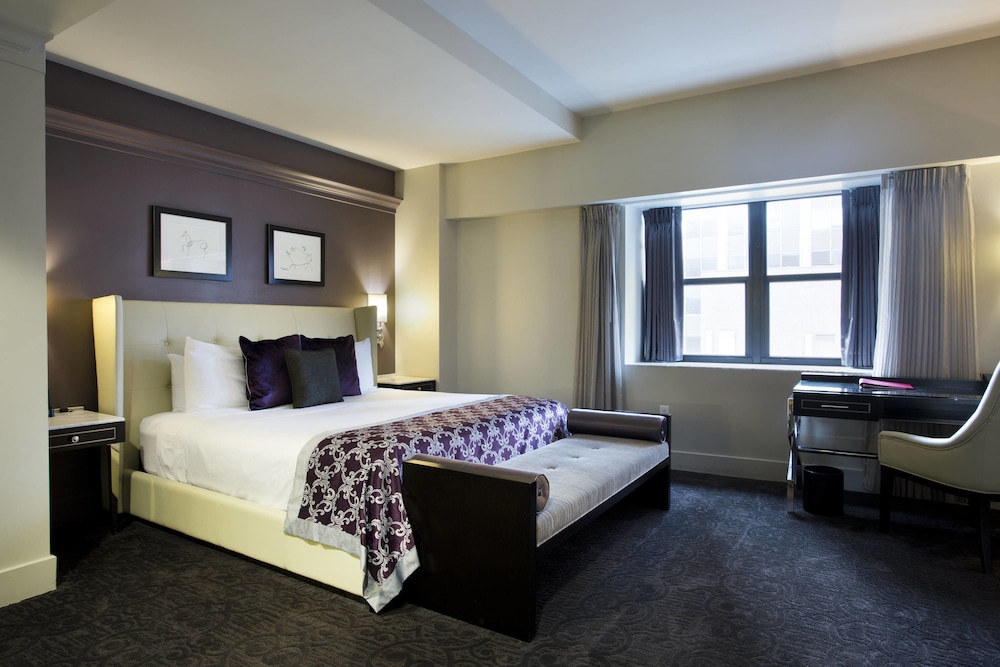 Room, 1 King Bed, Corner - Photo 2