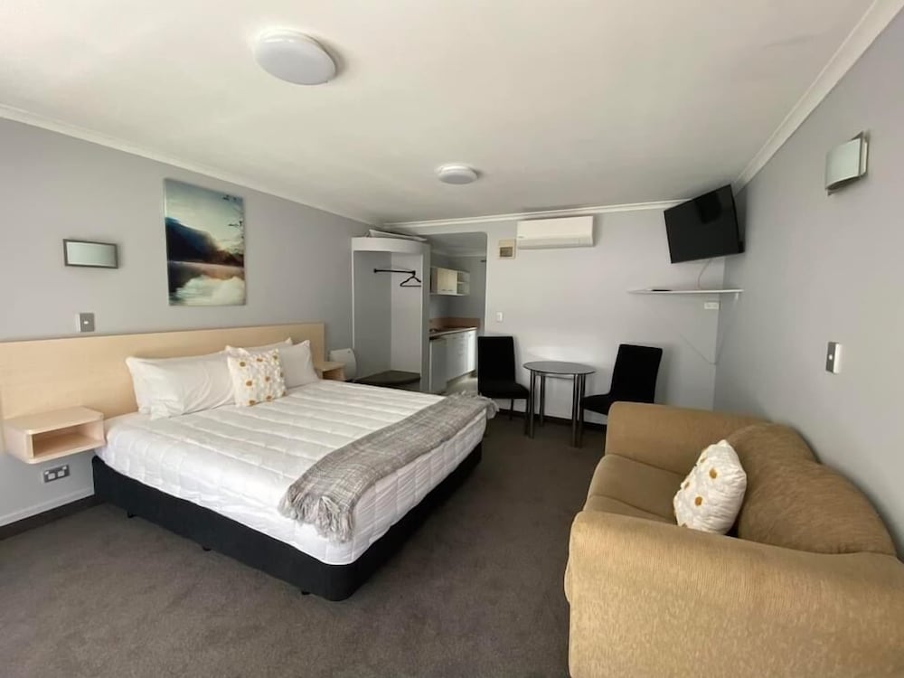 Business Studio, 1 King Bed, Accessible photo 3