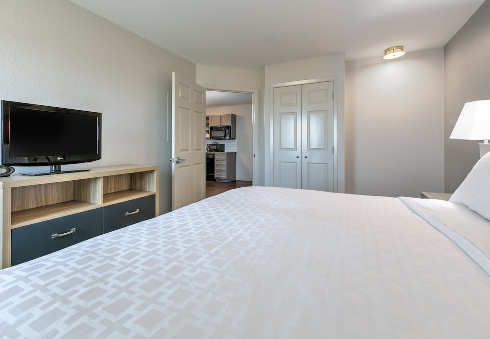 Suite, 1 King Bed - Photo 3