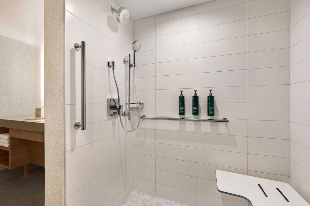 Room, 2 Queen Beds, Accessible (Mobility, Roll-In Shower) - Photo 3