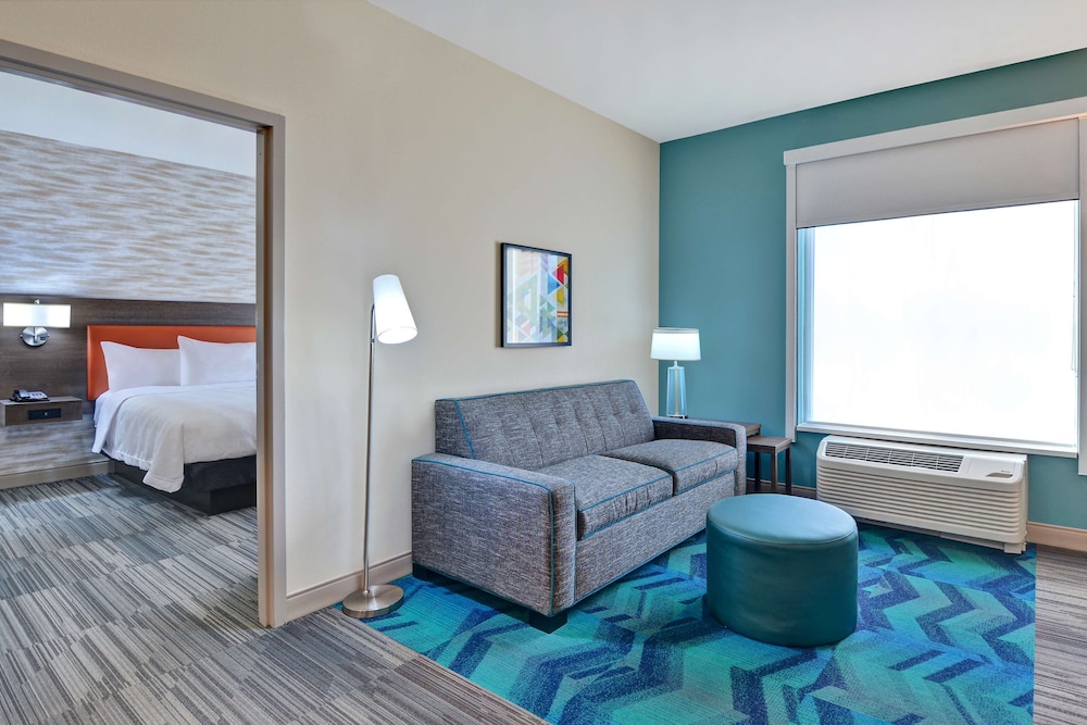 Suite, 1 King Bed, Accessible, Bathtub - Photo 1
