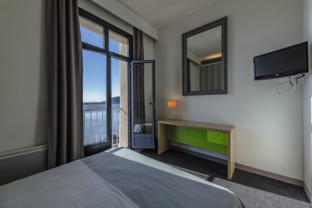 Triple Room, Balcony, Sea Facing photo 3