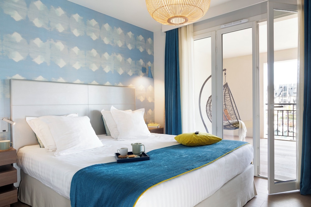 Apartment 8 people - 3 bedrooms - Terrace - Port view - Harbor buildings