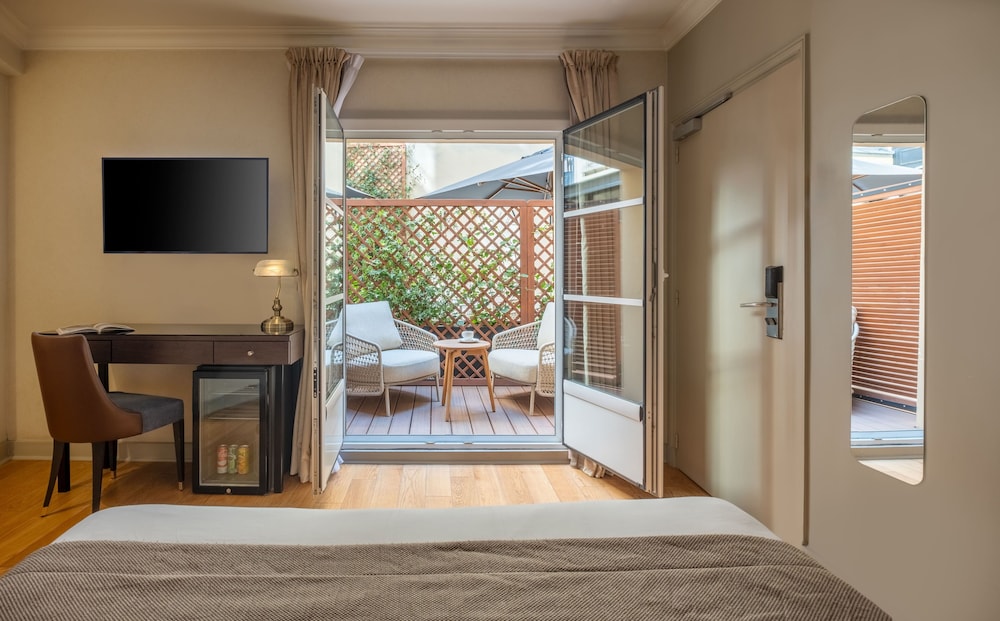 Room, 1 Double Bed, Courtyard View thumbnail 5