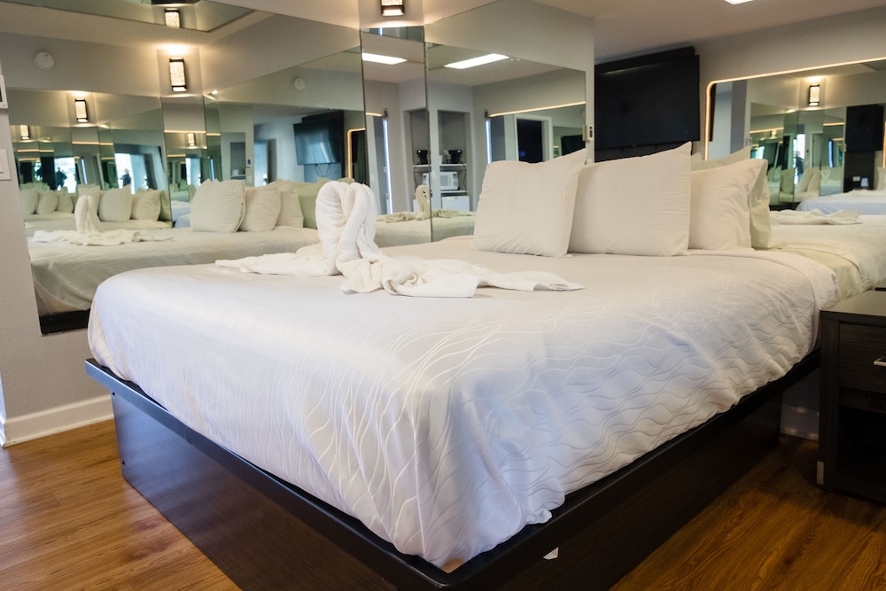 Romantic Room, 1 King Bed - Photo 4