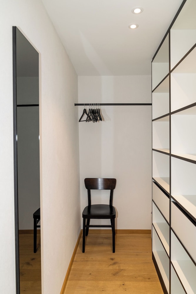 Suite 1725 photo 2