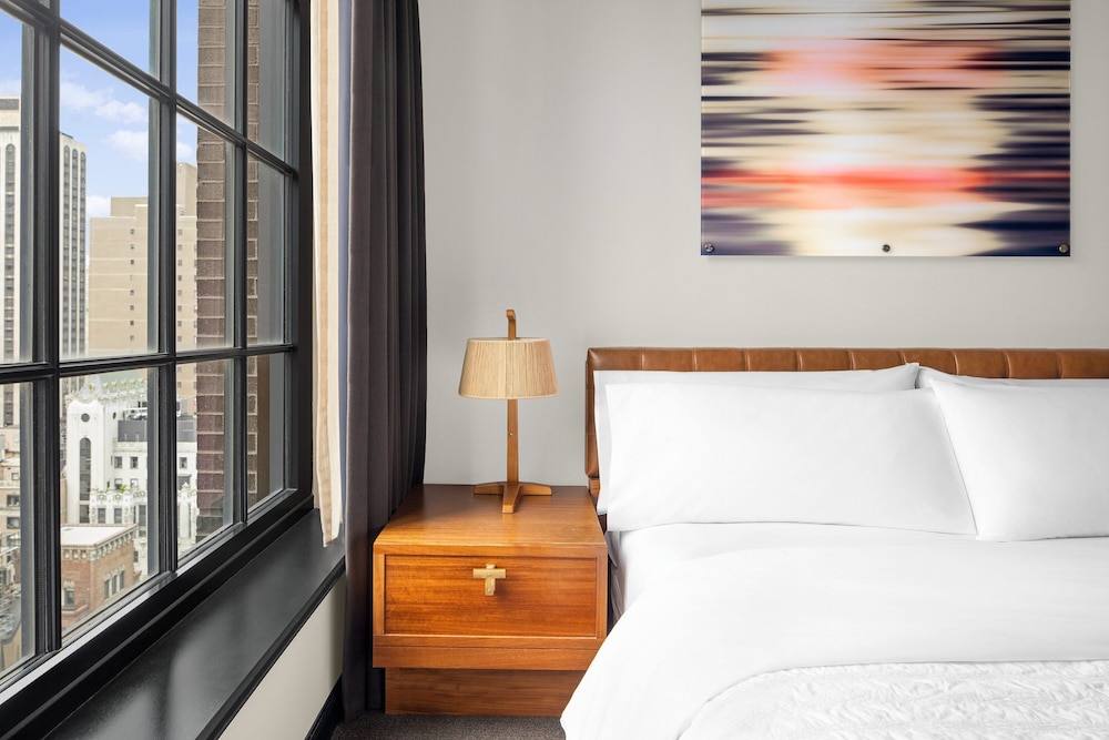 Junior Suite, 1 King Bed With Sofa Bed, City View (Mobility/Hearing Access, Roll-In Shwr)