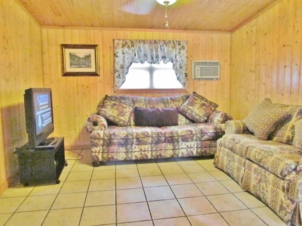 House, 4 Bedrooms (No Pets) photo 2
