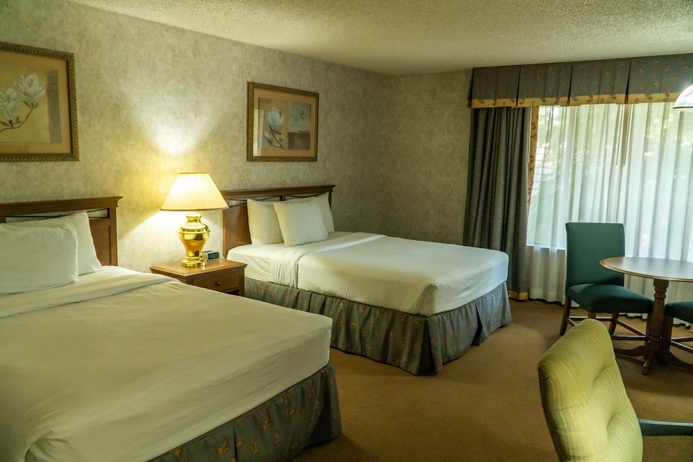 Standard Room, 2 Queen Beds, Non Smoking - Photo 6