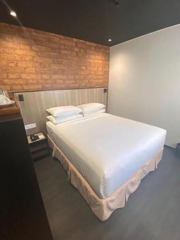 Room, 1 Queen Bed (Cabin) - Photo 3
