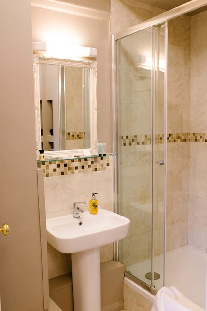 Suite, Ensuite photo 2