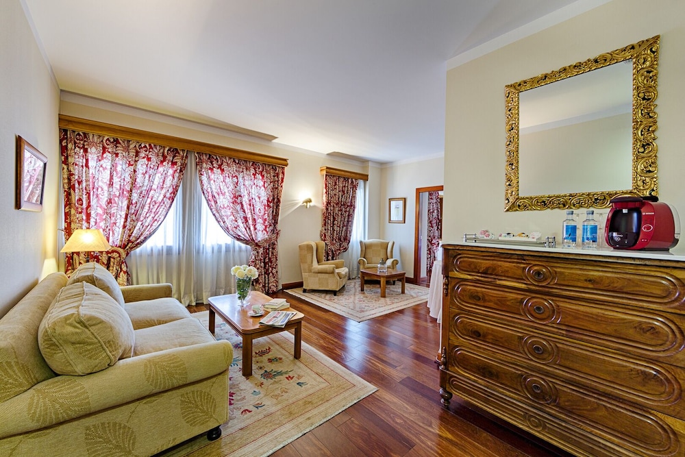 Junior Suite (2 Adults) - Photo 3
