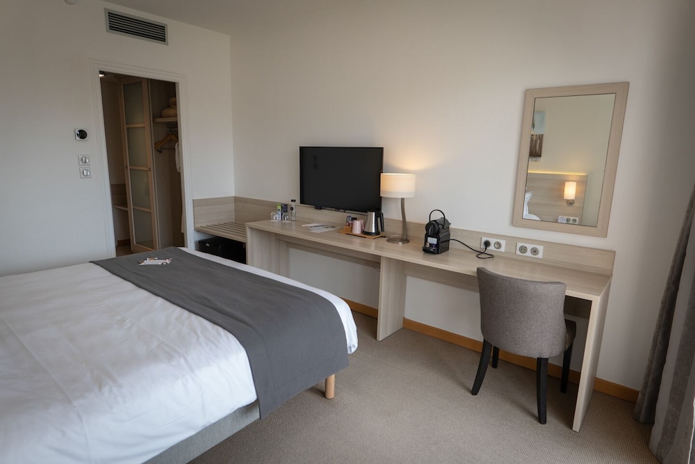 Comfort Room, 1 Queen Bed, Non Smoking, Balcony, photo 6