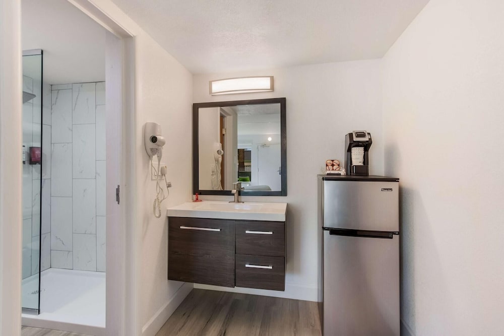 Standard Room, 1 King Bed, Patio photo 2
