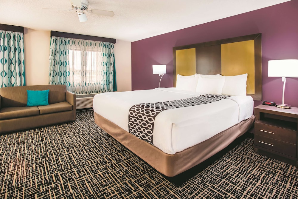 Deluxe Room, 1 King Bed, Non Smoking photo 3