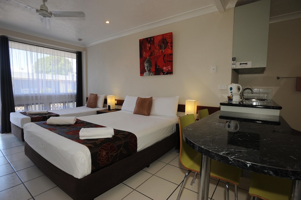 Family Room, Non Smoking, Kitchenette (Standard Self Cont Family) photo 2