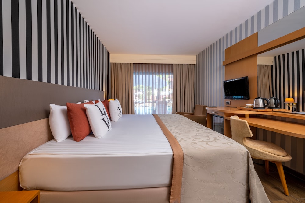 Standard Room, Pool View, Ground Floor photo 3
