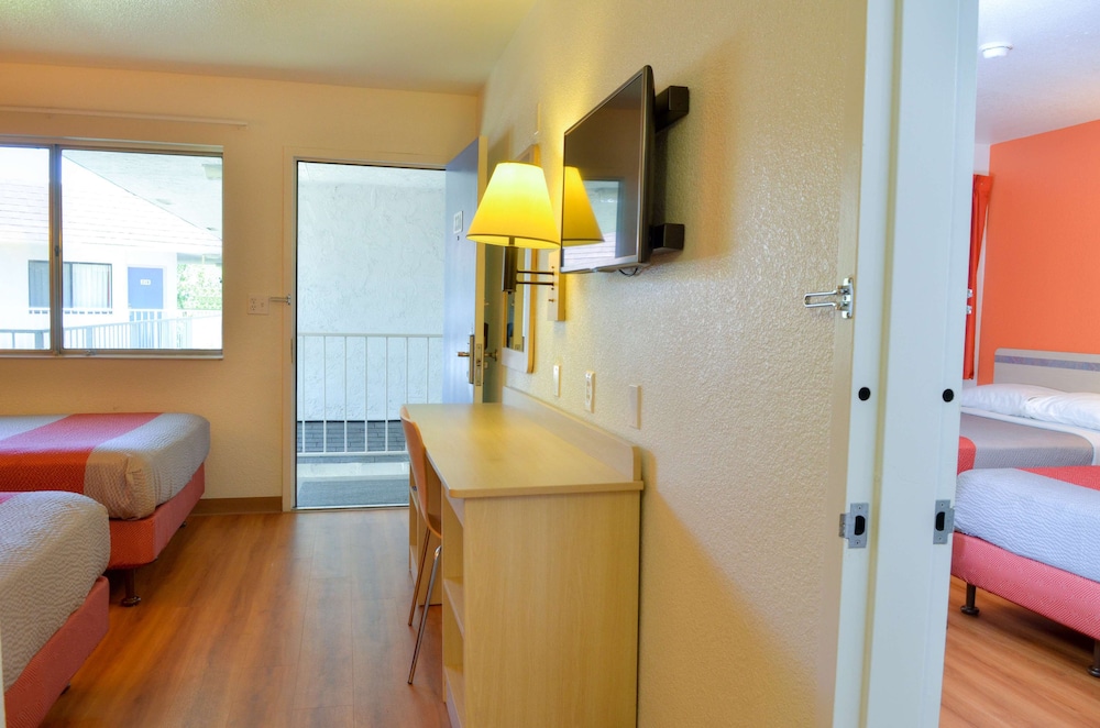 Deluxe Room, 2 Double Beds, Non Smoking, Refrigerator photo 3