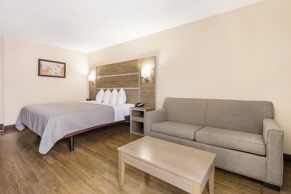 Standard Room, 1 King Bed, Non Smoking - Photo 6