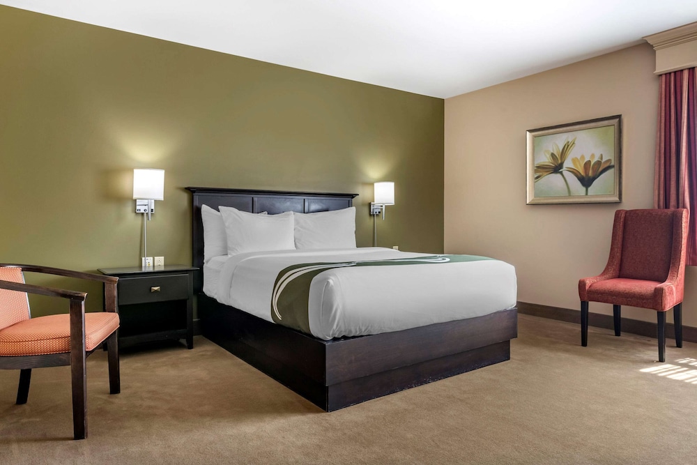 Room, 1 Queen Bed with Sofa bed, Non Smoking (Upgrade) - Photo 1
