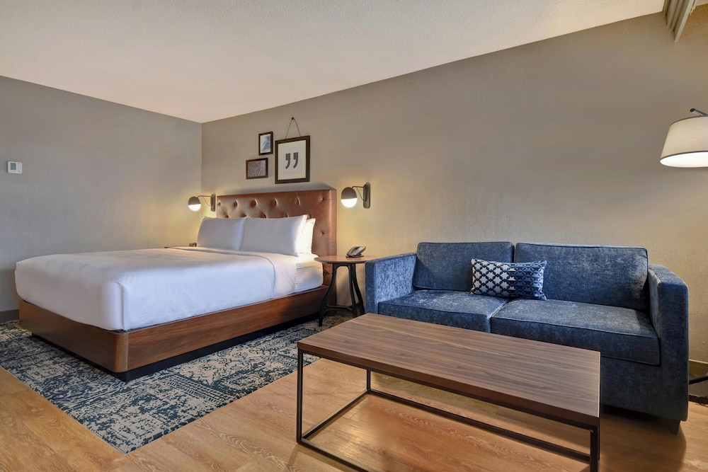 Executive Suite, 1 King Bed with Sofa bed - Photo 3