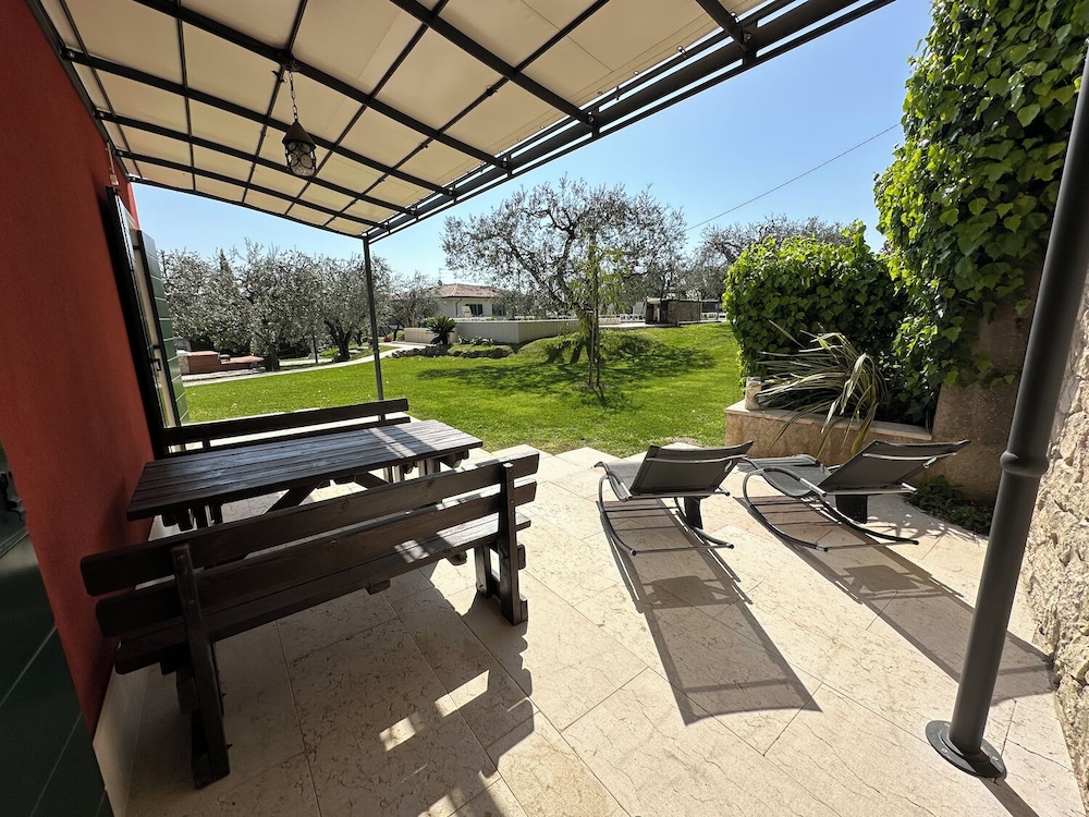 Grand Room, 1 King Bed, Terrace, Garden View photo 2